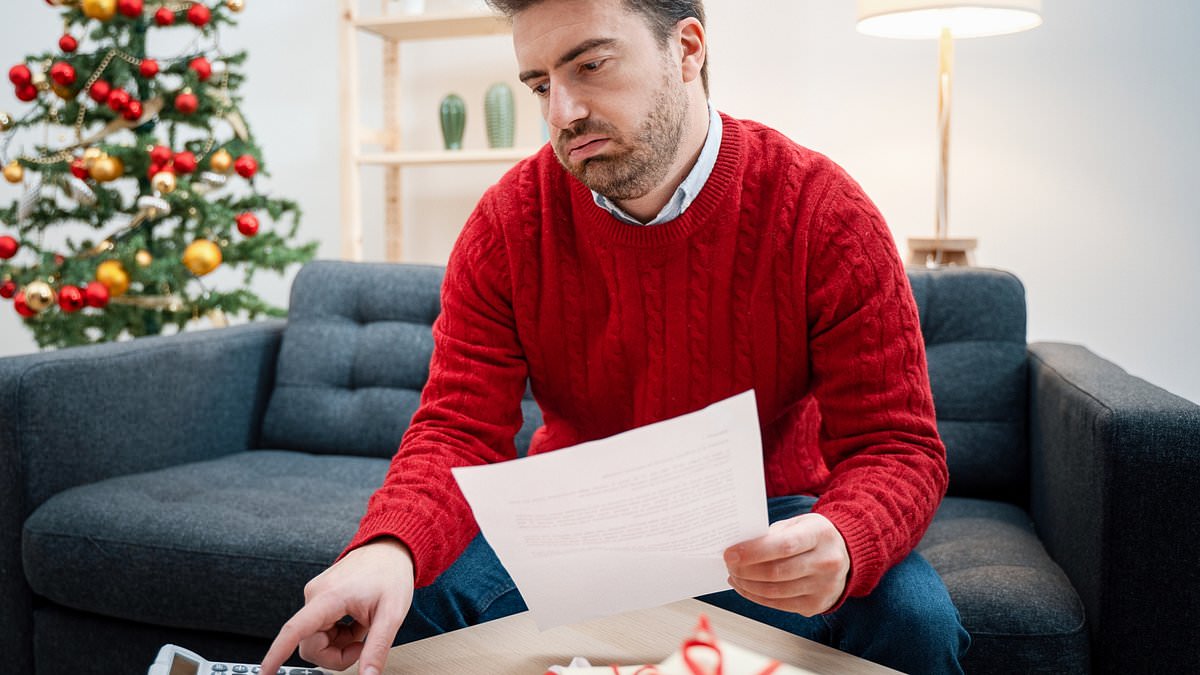 alert-–-shoppers-to-splash-2.8bn-on-last-minute-gifts-in-‘manic-monday’-–-as-they-scramble-to-pick-up-presents-and-food-in-the-final-two-days-before-christmas