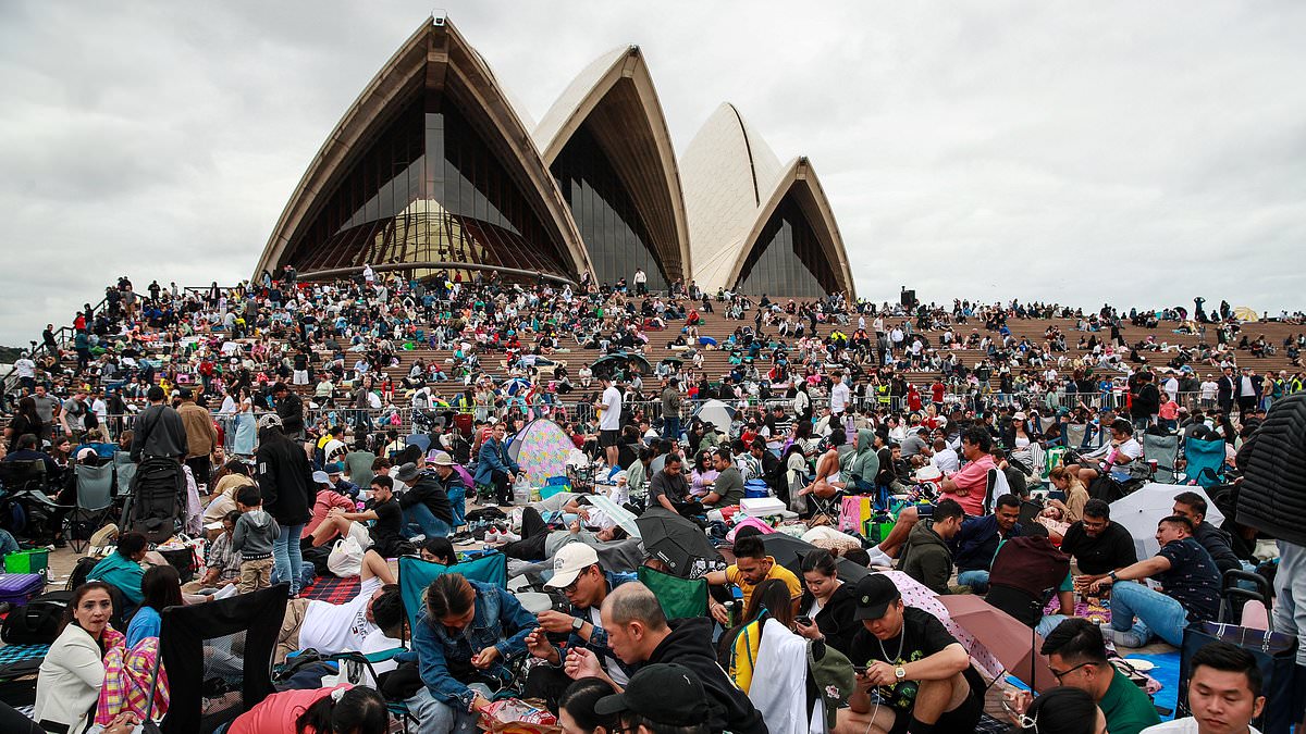 alert-–-aussies-lose-it-as-new-year’s-eve-fireworks-face-the-axe-because-of-train-strike-–-as-union’s-extraordinary-demands-emerge