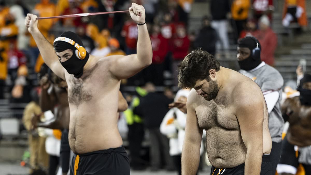 alert-–-fans-all-say-the-same-thing-as-tennessee-players-warm-up-shirtless-in-25-degrees-for-ohio-state-game