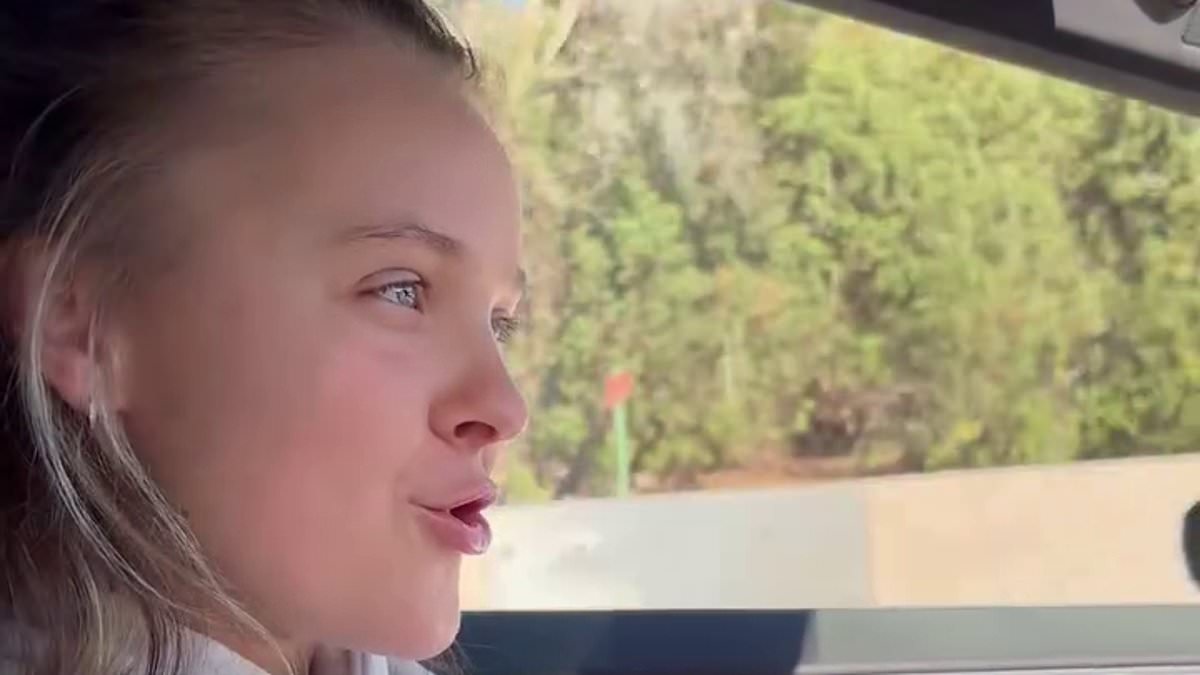 alert-–-jojo-siwa-and-her-new-aussie-love-interest-kath-ebbs-are-still-going-strong-as-the-‘ceo-of-gay-pop’-gives-her-a-private-performance