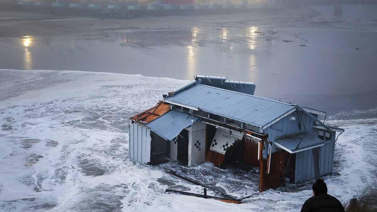 alert-–-three-people-rescued-as-iconic-california-wharf-collapses-into-ocean-amid-major-storm-swells