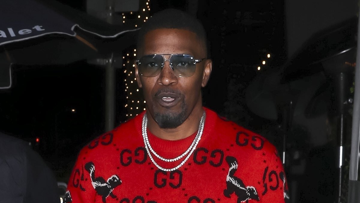 alert-–-jamie-foxx-steps-out-for-a-holiday-dinner-with-friends-after-controversial-remark-about-dating-white-women