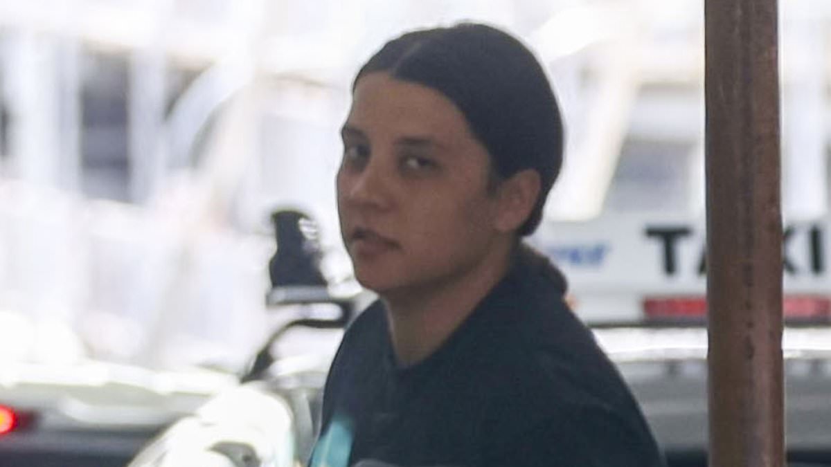 alert-–-sam-kerr-looks-sombre-as-she-flies-home-to-perth-with-her-parents-as-her-grandmother-is-in-critical-condition-after-being-hit-by-a-ute-–-while-man,-63,-is-charged