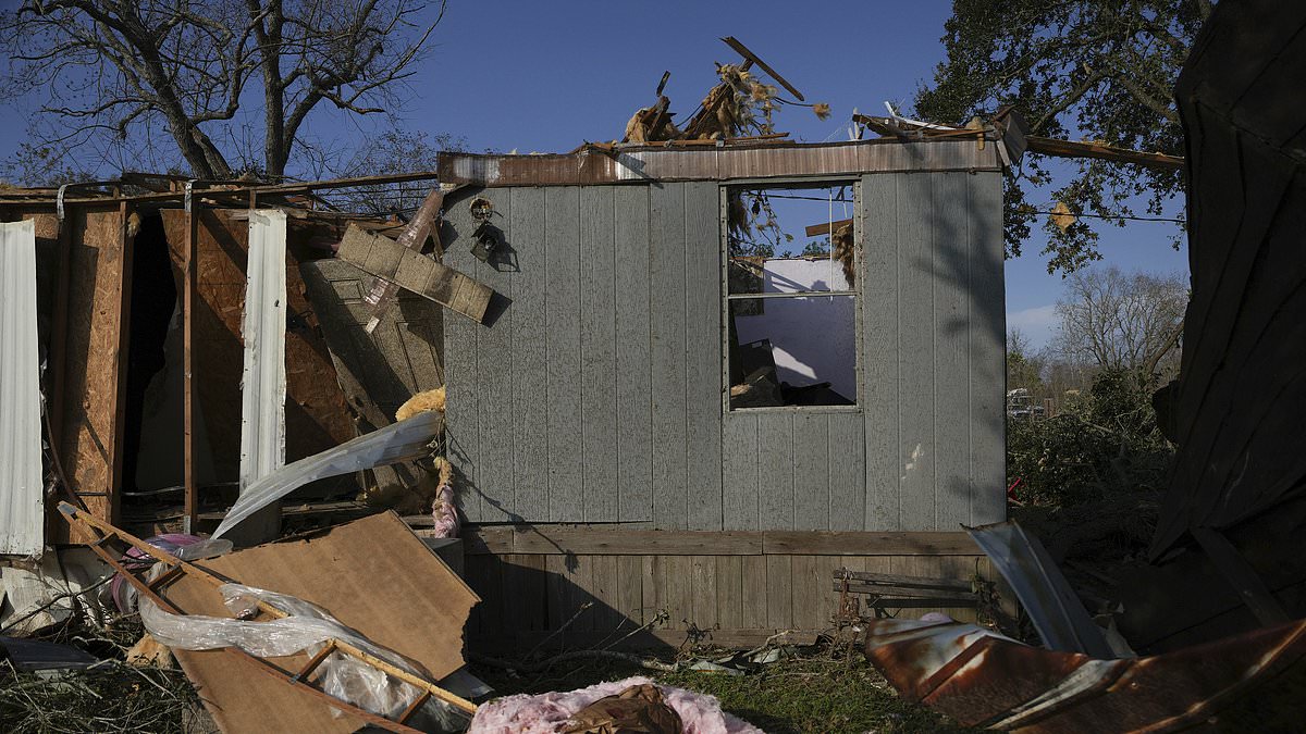 alert-–-moment-deadly-tornado-tears-through-homes-in-texas