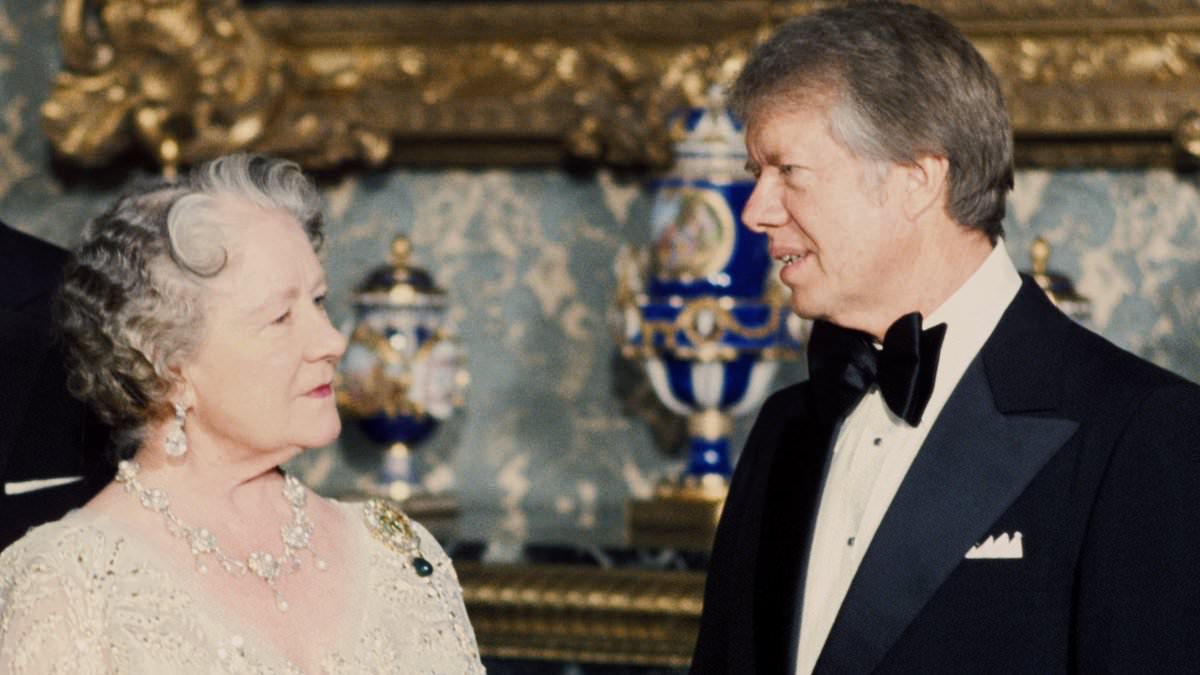 alert-–-the-time-jimmy-carter-shattered-royal-protocol-by-kissing-queen-mother-on-the-lips