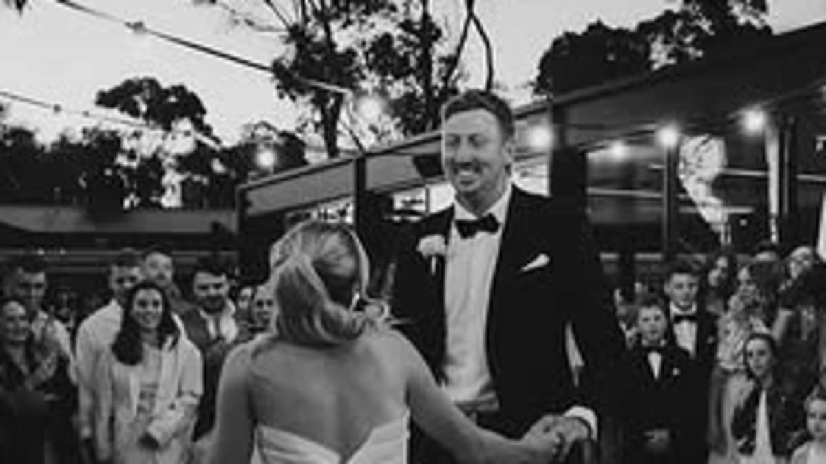 alert-–-afl-star kieran-strachan-marries-fiancee-suzie-cockroft-in-stunning-outdoor-ceremony-in-south-australia