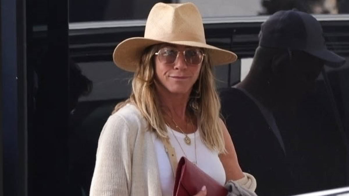 alert-–-jennifer-aniston-lands-with-male-a-lister-after-he-joined-her-annual-cabo-trip