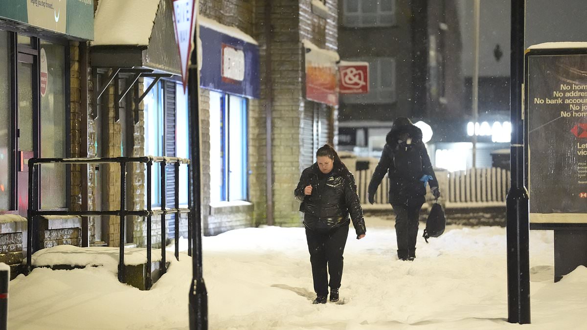 alert-–-uk-weather-live:-snow-causes-school-closures-while-hundreds-of-flood-warnings-come-into-force