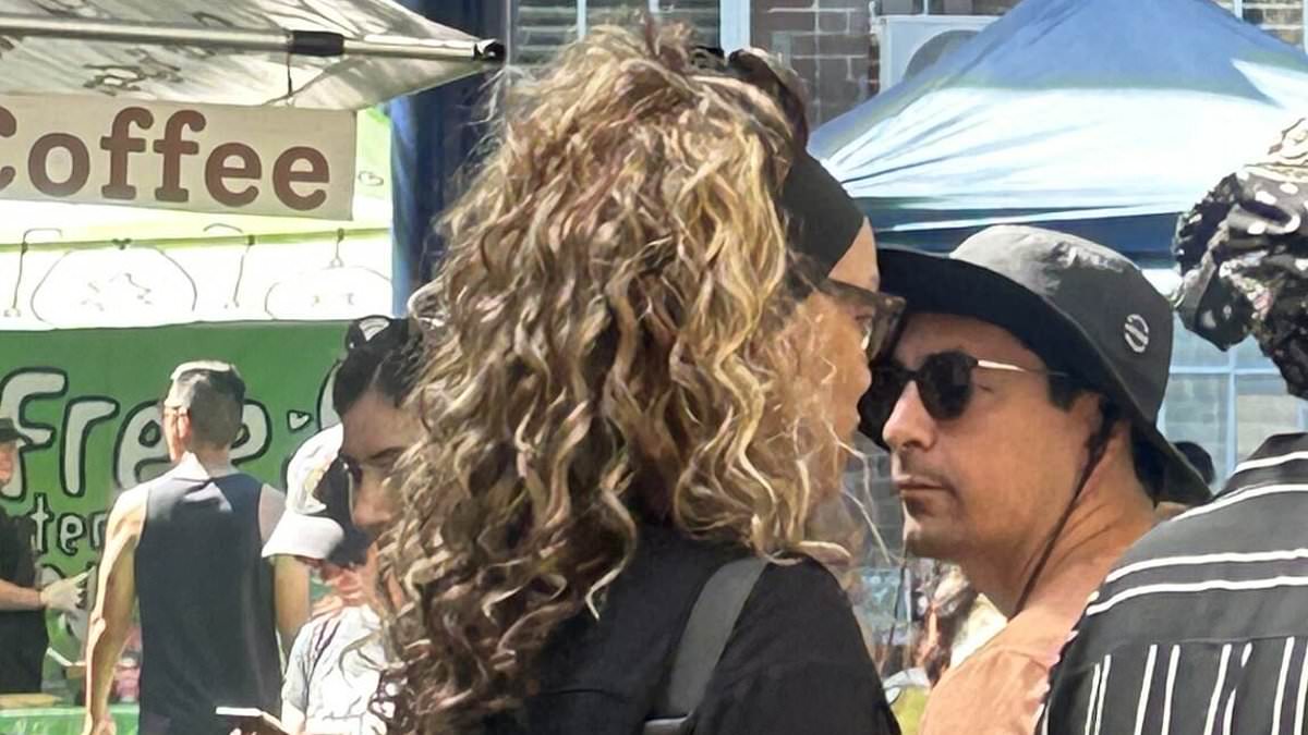 alert-–-hollywood-star-looks-unrecognisable-as-she-is-spotted-mixing-with-locals-at-sydney’s-bondi-markets