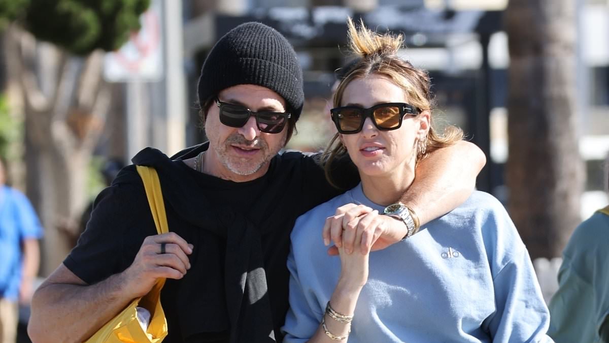 alert-–-rachel-zoe’s-estranged-husband-rodger-berman-cuddles-mystery-woman-four-months-after-split