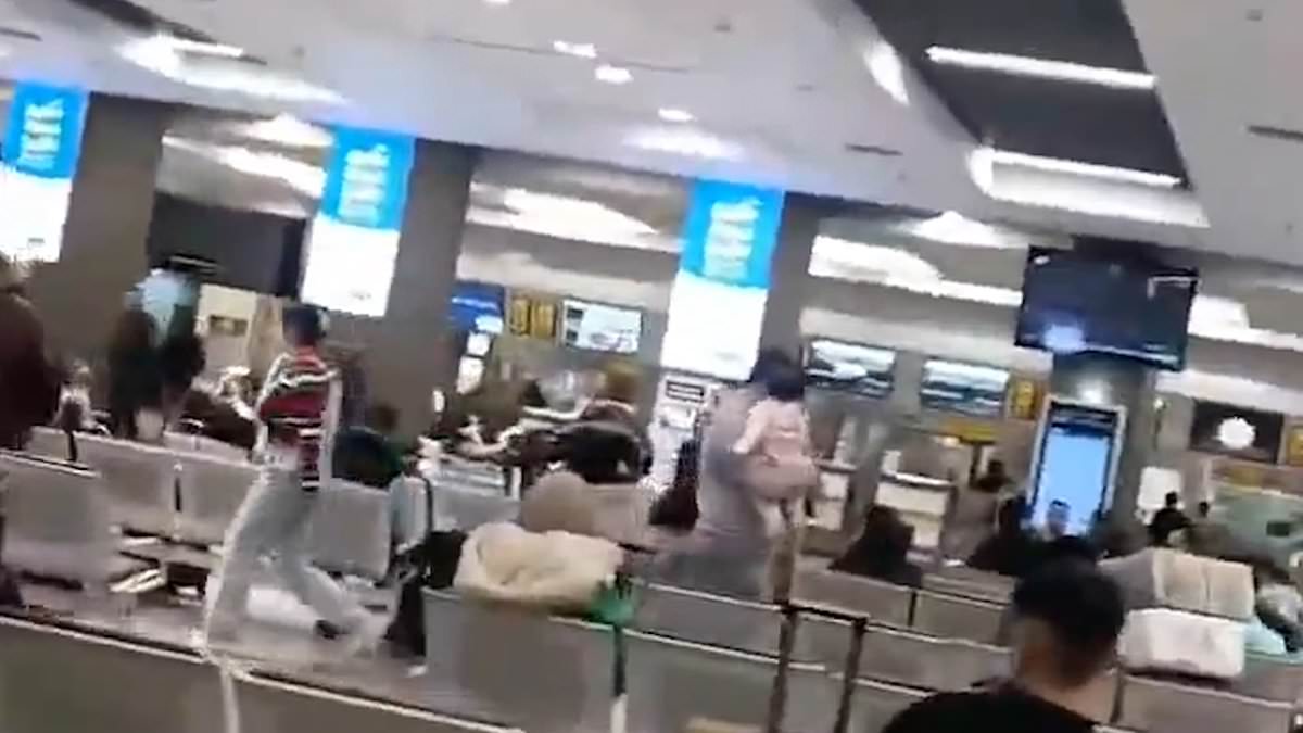 alert-–-moment-brave-iranian-woman-tears-off-cleric’s-turban-and-drapes-it-over-her-head-in-act-of-defiance-after-he-scolded-her-for-not-wearing-hijab-at-tehran’s-international-airport