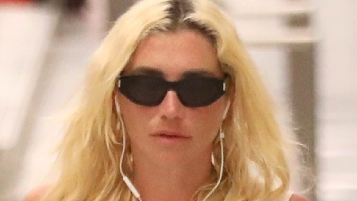 alert-–-kesha-exposes-her-underwear-and-carries-bag-with-profanity-scrawled-across-it-at-lax