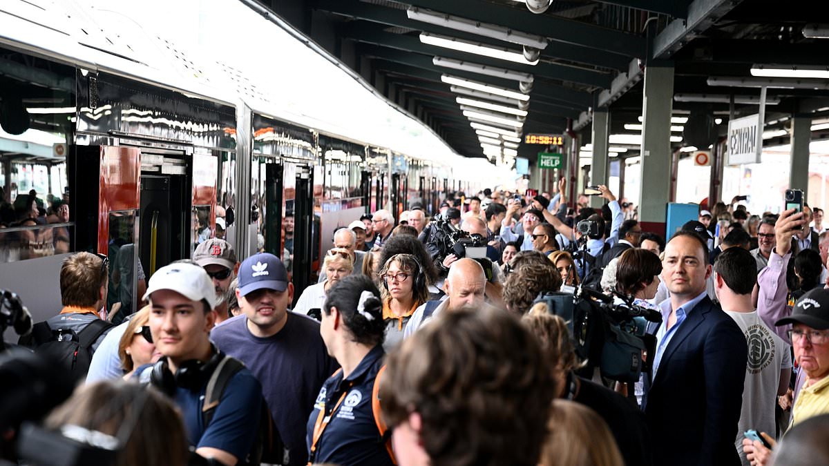 alert-–-transport-chaos-in-sydney-as-all-peak-hour-trains-heading-west-are-affected-by-major-failure