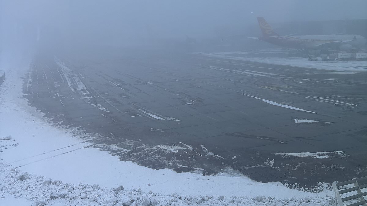 alert-–-manchester-airport-suspends-flights-to-clear-‘significant-snow’-as england-shivers-in-11c-plunge-–-ahead-of-chilliest-january-night-in-15-years