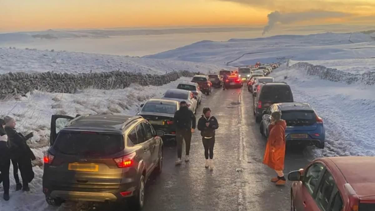 alert-–-fury-as-‘selfish’-tourists-spark-peak-district-traffic-chaos:-police-condemn-drivers-as-badly-parked-cars-block-rescue-of-injured-walker-and-stop-gritters-from-treating-roads