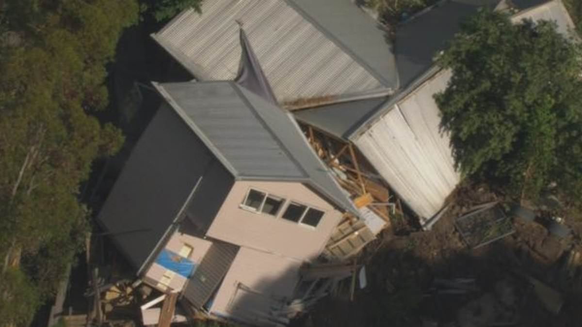 alert-–-wild-moment-a-house-tumbles-down-a-hill-after-a-horror-landslide-on-the-mornington-peninsula