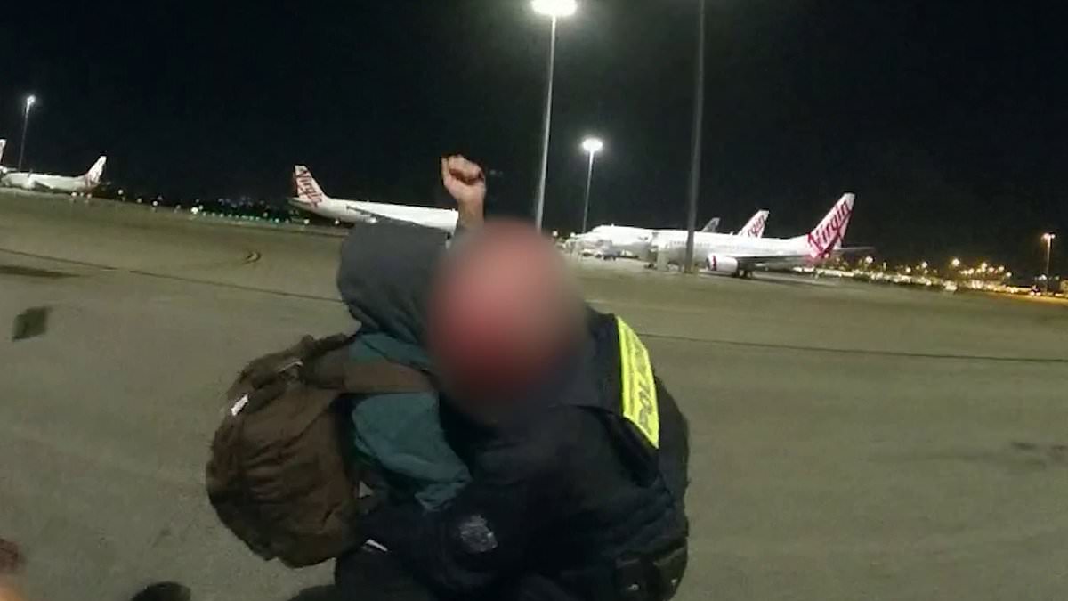 alert-–-jetstar-flight-horror-as-woman-allegedly-plunges-a-pen-into-cop’s-neck-in-perth