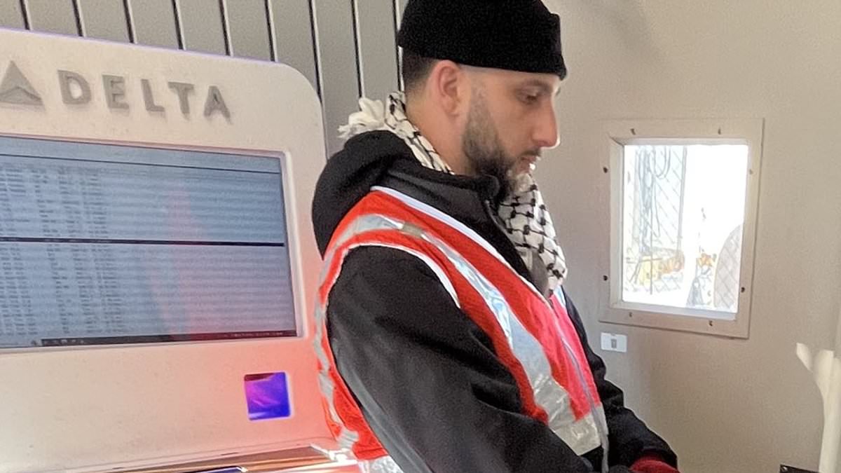 alert-–-delta-passenger-complains-about-jfk-ground-crew-member-wearing-palestinian-keffiyeh