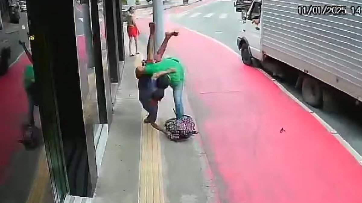 alert-–-instant-karma!-handbag-thief-thinks-he’s-got-away-with-woman’s-belongings…-only-to-get-body-slammed-by-jiu-jitsu-expert