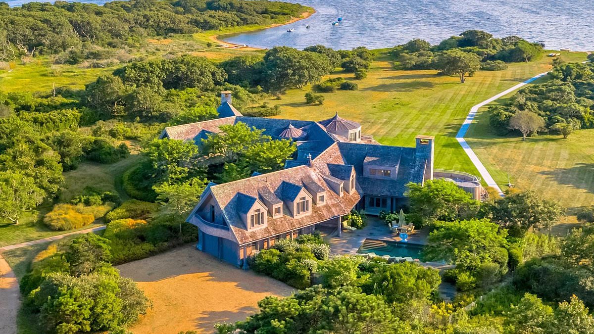 alert-–-so-where-will-michelle-sit-out-trump’s-inauguration?-inside-barack-obama’s-property-empire-including-$12million-martha’s-vineyard-mansion,-beach-side-hawaii-estate-and-plush-dc-bolthole