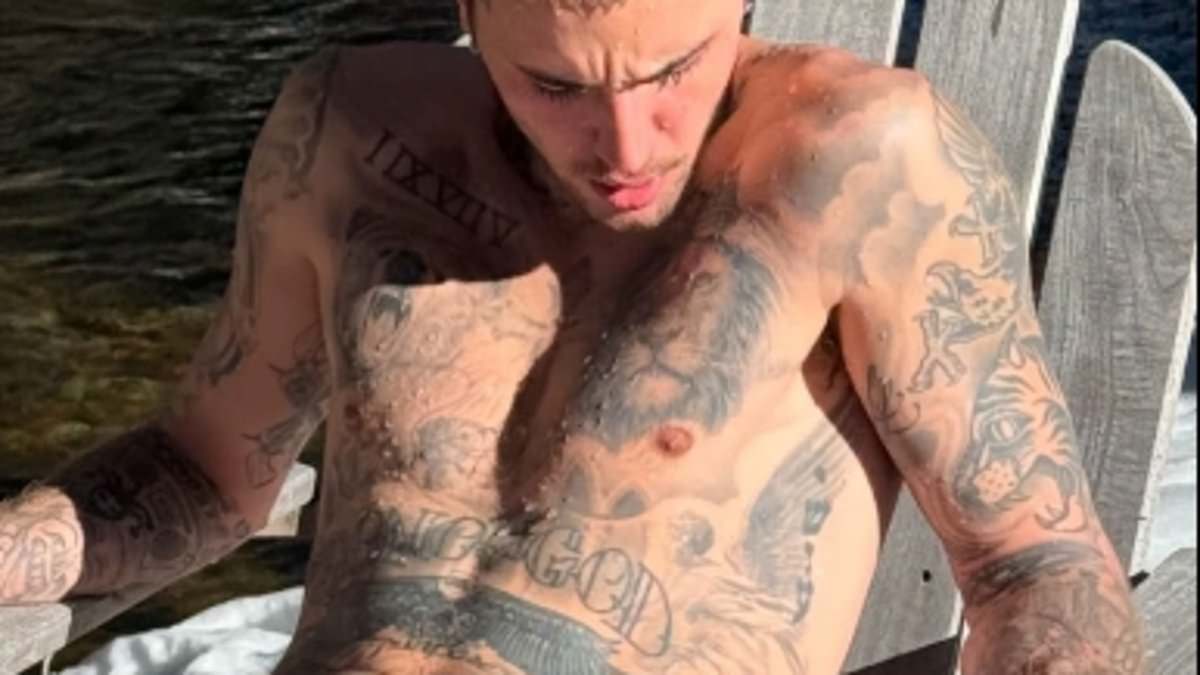 alert-–-justin-bieber-flashes-his-body-in-underwear-during-snowy-aspen-trip-as-wife-hailey-donates-$1m-to-la-fire-victims