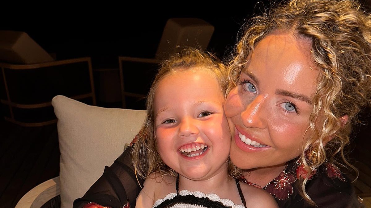 alert-–-lydia-bright’s-daughter-loretta-is-rushed-to-hospital-and-spends-the-night-in-a&e-after-health-scare