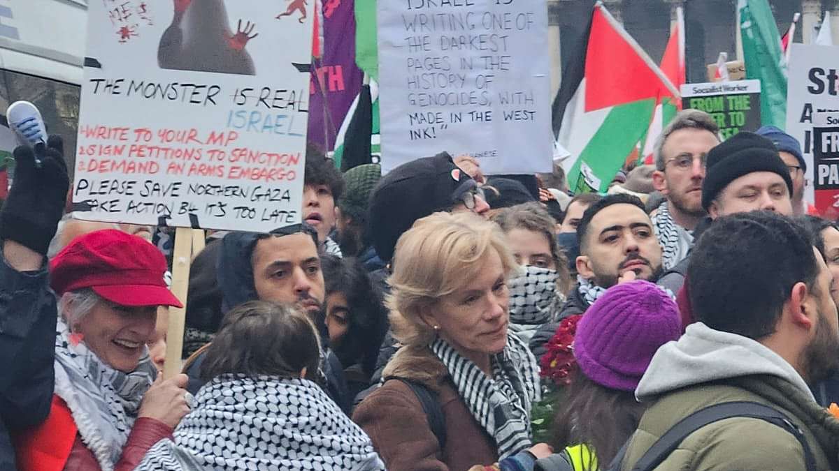 alert-–-bend-it-like-beckham-star-is-seen-‘surrounded-by-anti-israel-placards’-with-a-keffiyeh-around-her-neck-during-pro-palestine-protest-that-saw-77-arrested