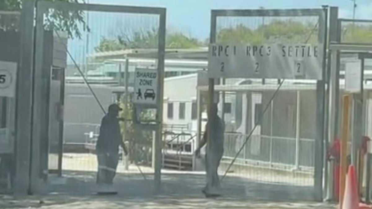 alert-–-chloe-was-visiting-nauru-when-she-came-across-australia’s-immigration-detention-centre…-what-the-guards-did-next-surprised-her