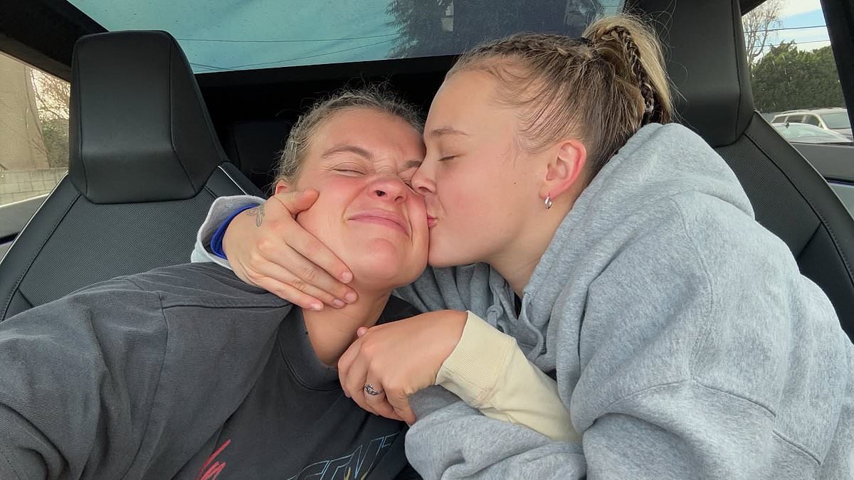 alert-–-jojo-siwa-goes-instagram-official-with-her-aussie-girlfriend-in-pda-packed-post