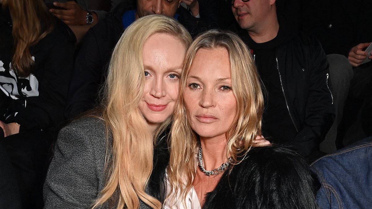 alert-–-kate-moss-kisses-glam-pal-gwendoline-christie-on-the-cheek-and-she-puts-on-an-animated-display-on-the-star-studded-frow-at-dior-homme-show-for-paris-fashion-week