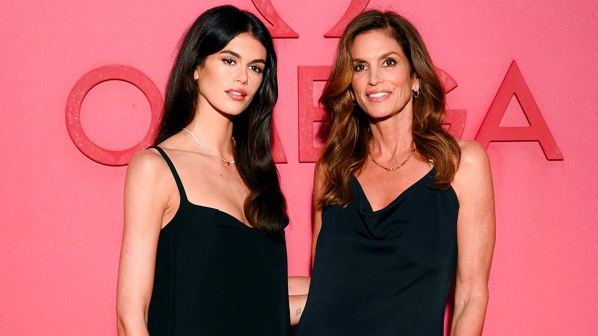 alert-–-cindy-crawford,-58,-praises-daughter-kaia-gerber,-23,-for-being-‘fearless-on-stage’