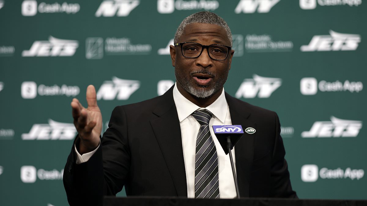 alert-–-aaron-glenn-reveals-latest-on-aaron-rodgers’-future-as-he-is-unveiled-as-new-york-jets-head-coach