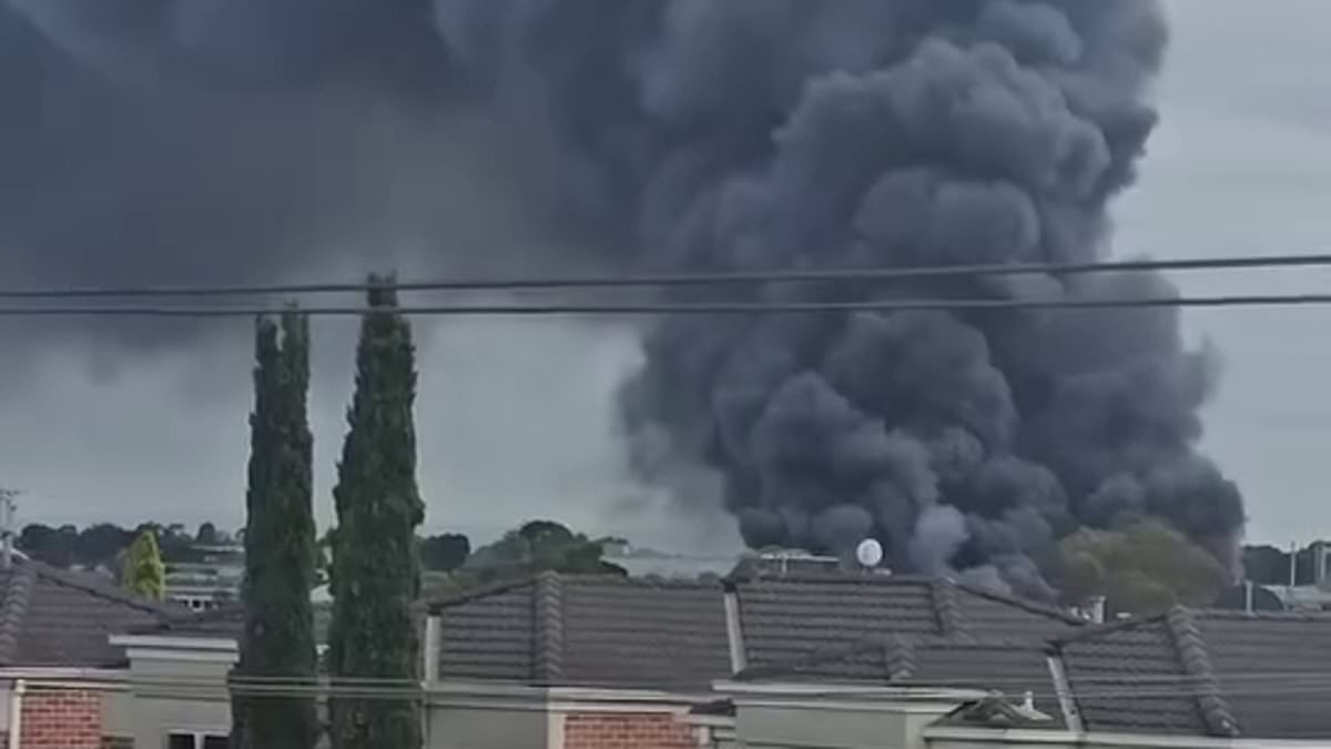 alert-–-massive-smoke-cloud-hangs-over-melbourne-as-firefighters-battle-raging-cheltenham-factory-fire