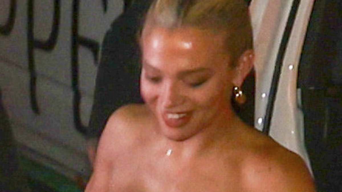 alert-–-tammy-hembrow-almost-suffers-a-wardrobe-malfunction-in-a-tiny-tube-top-as-she-and-husband-matt-zukowski-attend-drake-concert