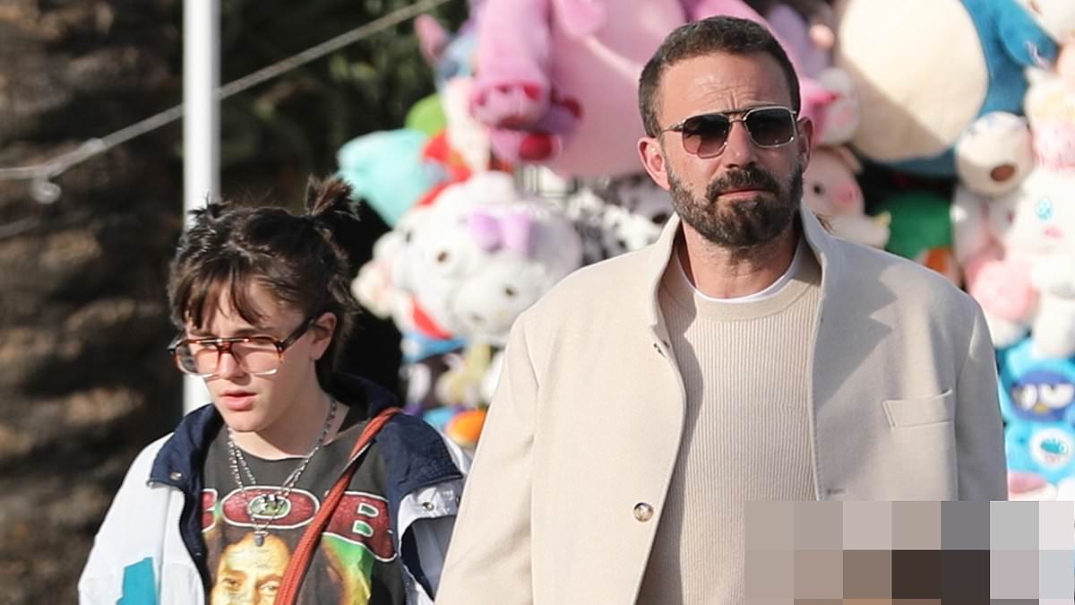 alert-–-ben-affleck’s-middle-child-fin,-16,-rocks-new-hairstyle-while-visiting-aquarium-with-famous-father-and-pal