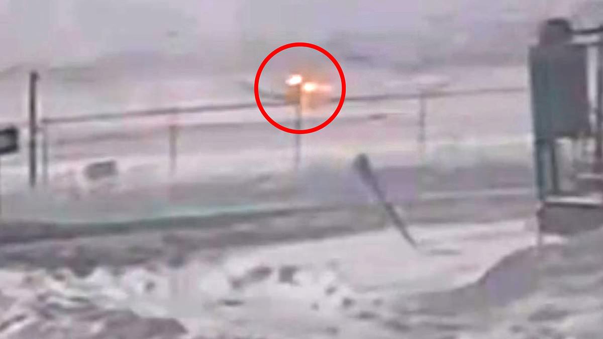 alert-–-shocking-new-footage-shows-fireball-explode-the-moment-delta-plane-crash-lands-and-flips-over-on-icy-runway-in-near-disaster-as-all-80-passengers-survive