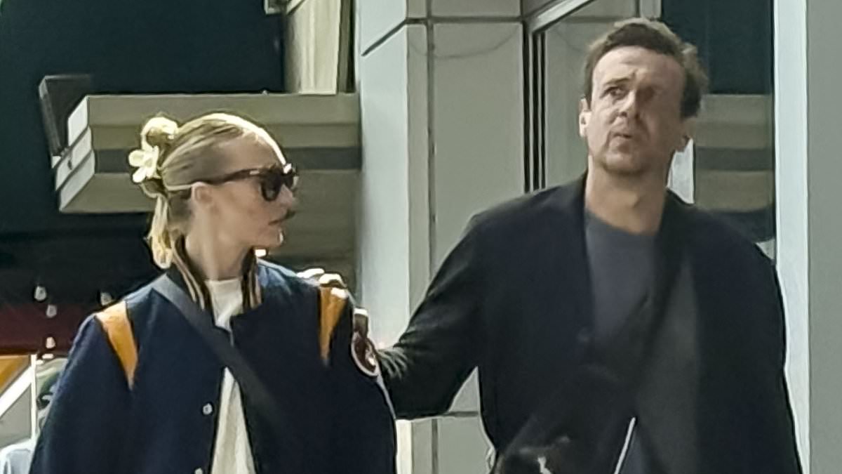 alert-–-jason-segel-touches-his-girlfriend-kayla-radomski’s-shoulder-as-he-carries-his-dog-in-a-crossbody-purse