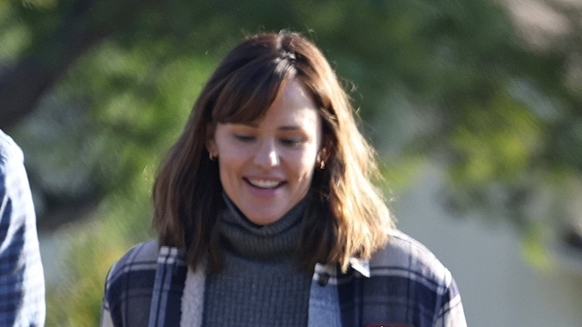 alert-–-why-jennifer-garner-is-the-unsung-hero-of-hollywood:-after-supporting-ben-affleck-through-sobriety-and-divorce-from-jlo-friends-are-now-‘concerned’-as-she-suffers-tragic-loss