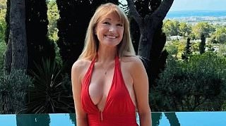 alert-–-jane-seymour,-74,-names-five-things-she-does-every-day-to-stay-young-looking-(hint:-one-is-taking-an-elixir)