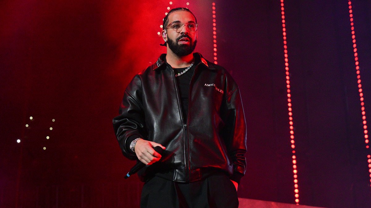 alert-–-drake-fans-rage-as-they’re-left-waiting-two-hours-to-enter-the-rapper’s-brisbane-concert-with-no-toilets-or-food:-‘we’re-dying-out-here’