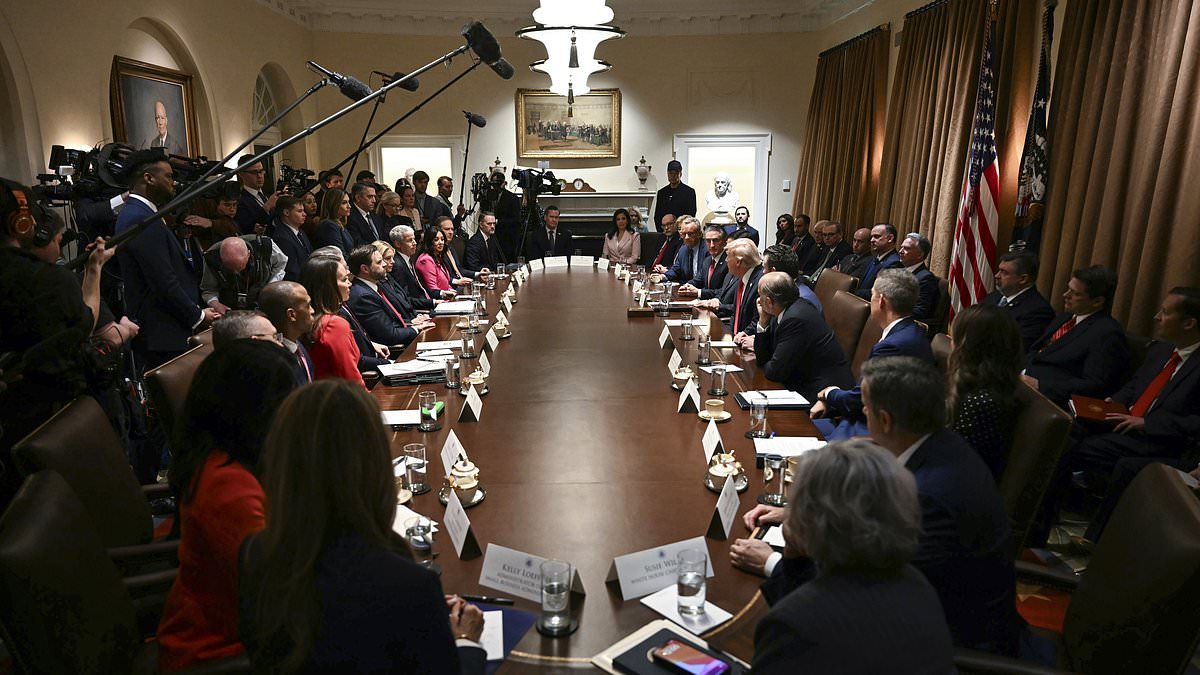 alert-–-white-house-kicks-huffpost,-reuters-and-foreign-press-out-of-first-trump-cabinet-meeting