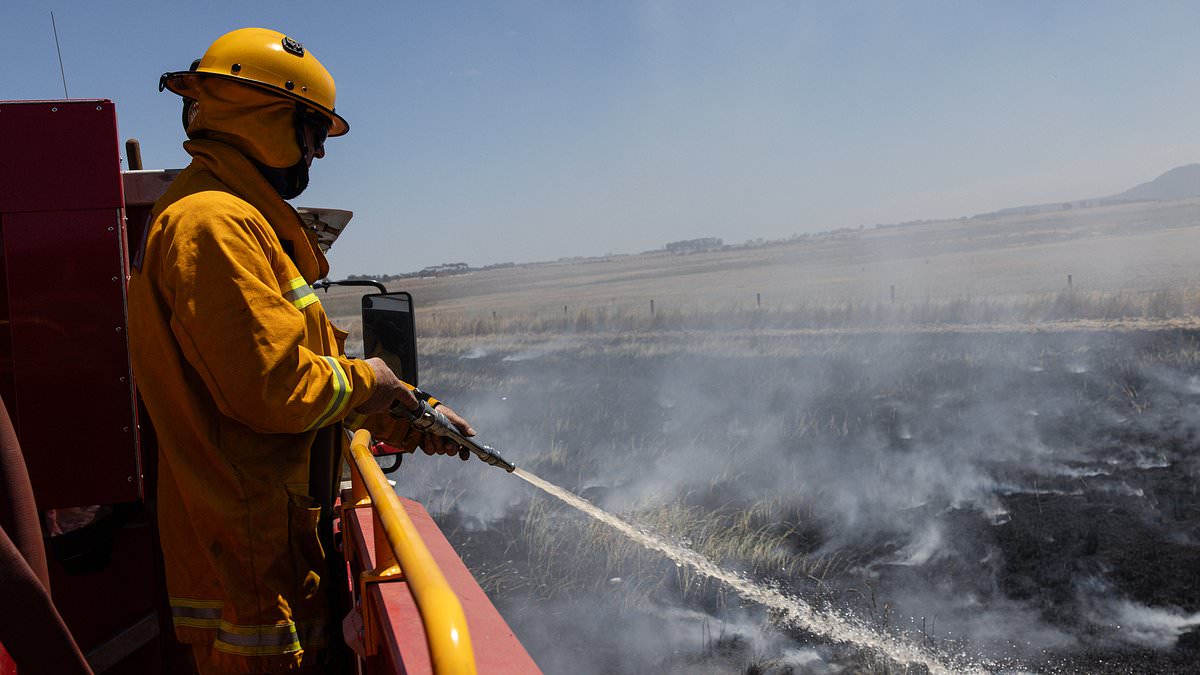 alert-–-extreme-heatwave-warning-for-aussie-state-as-out-of-control-grampians-fire-forces-residents-to-evacuate