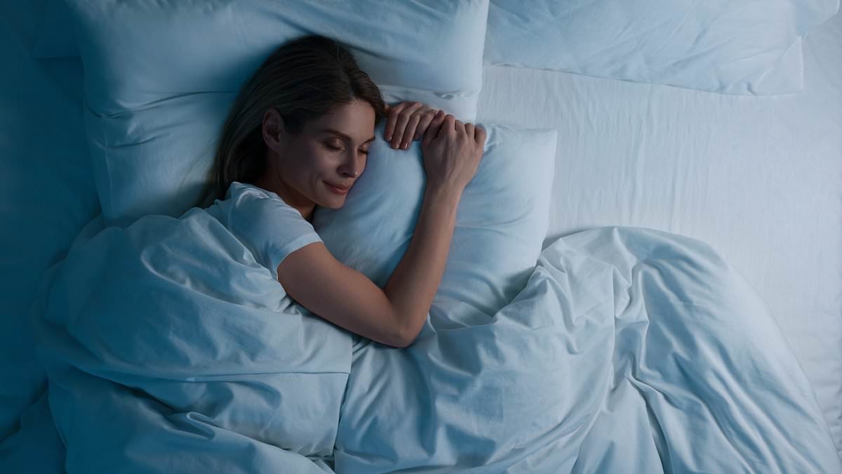 alert-–-sleep-expert-issues-stark-warning-about-why-you-should-never-use-two-pillows-in-bed