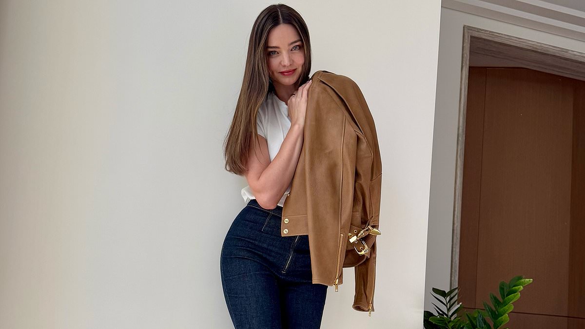 alert-–-miranda-kerr-shows-off-her-long-slender-legs-as-she-rejoices-over-the-return-of-the-skinny-jean