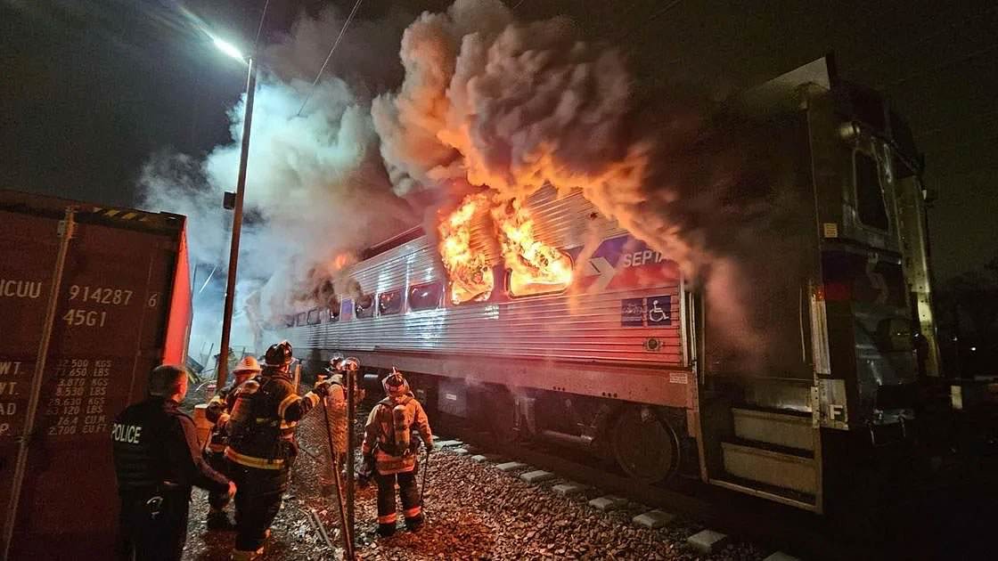 alert-–-train-burst-into-flames-while-traveling-in-pennsylvania,-forcing-hundreds-to-evacuate