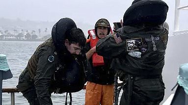 alert-–-incredible-picture-shows-sodden-us-navy-pilots-being-rescued-by-hero-fishermen-after-ejecting-‘growler’-jet