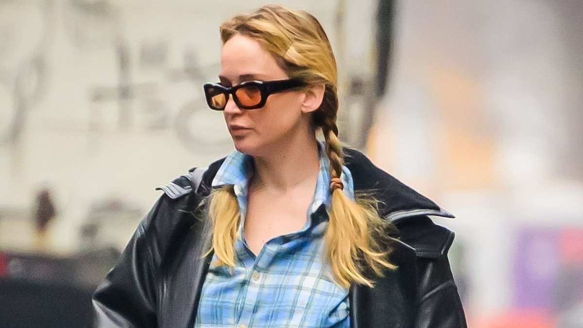 alert-–-pregnant-jennifer-lawrence-looks-far-along-in-her-pregnancy-while-in-a-lumberjack-shirt-as-‘due-date-revealed’