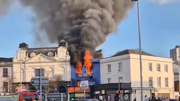 alert-–-plymouth-fire:-emergency-services-tackle-huge-city-centre-blaze-as-locals-warned-to-stay-indoors-as-thick-plumes-of-smoke-rise-from-a-burning-building