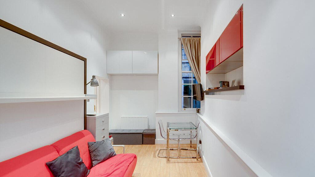 alert-–-estate-agent-praises-‘spacious’-500,000-mayfair-micro-apartment…-that-is-the-size-of-two-parking-spaces