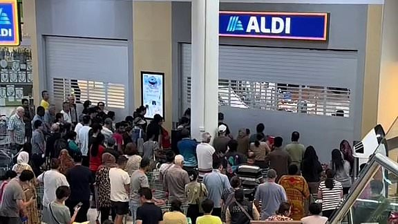 alert-–-coles,-woolworths,-aldi-opening-hours-ahead-of-cyclone-alfred